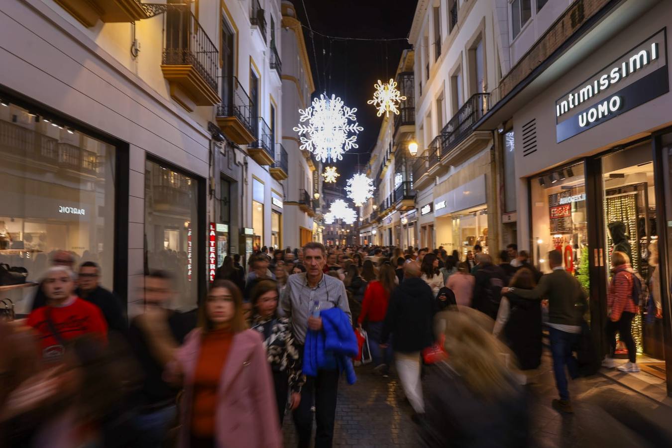 Las luces de Navidad llegaron a las calles de Sevilla y el espectaculo congregó a numeroso público