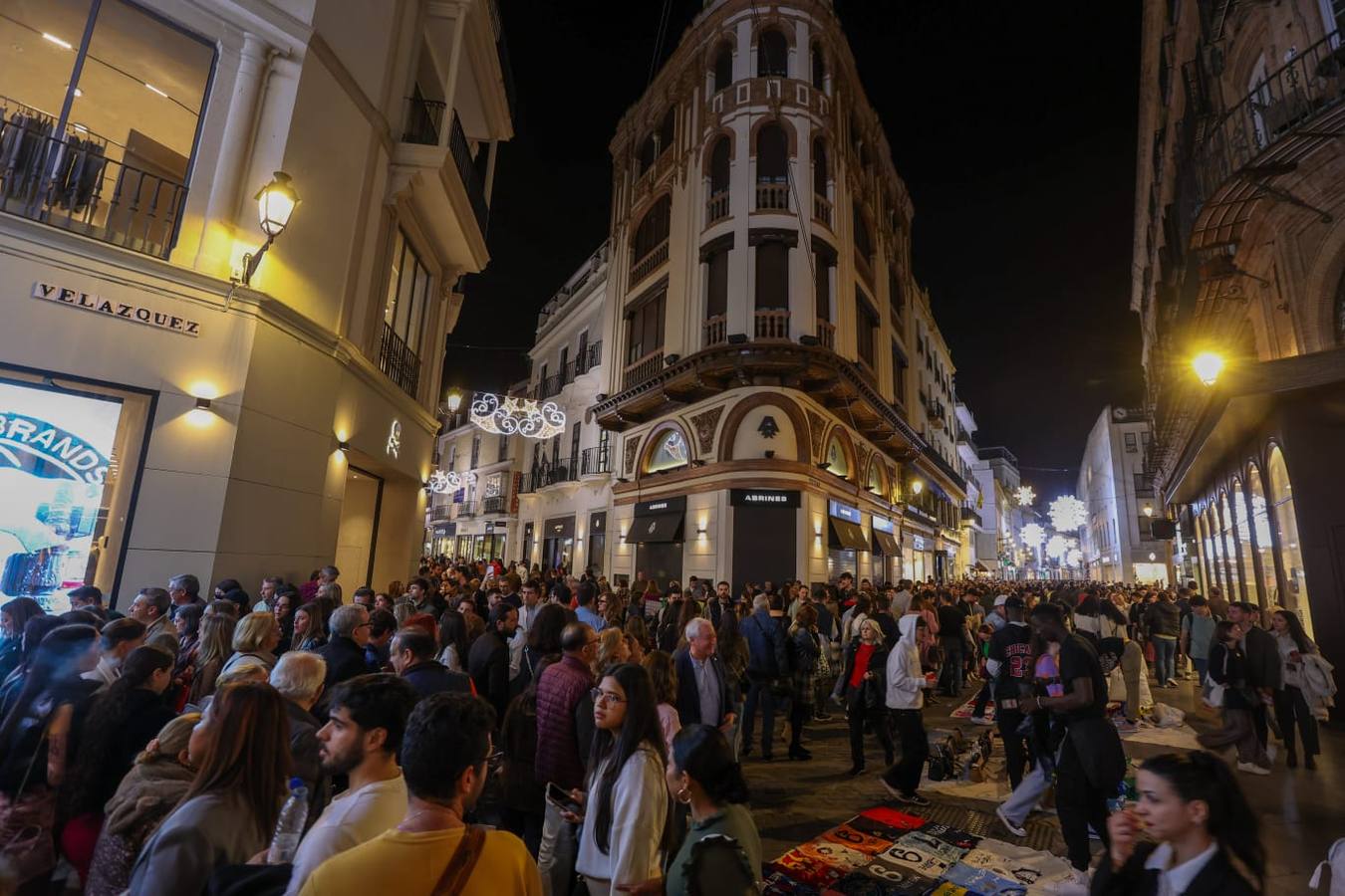 Las luces de Navidad llegaron a las calles de Sevilla y el espectaculo congregó a numeroso público