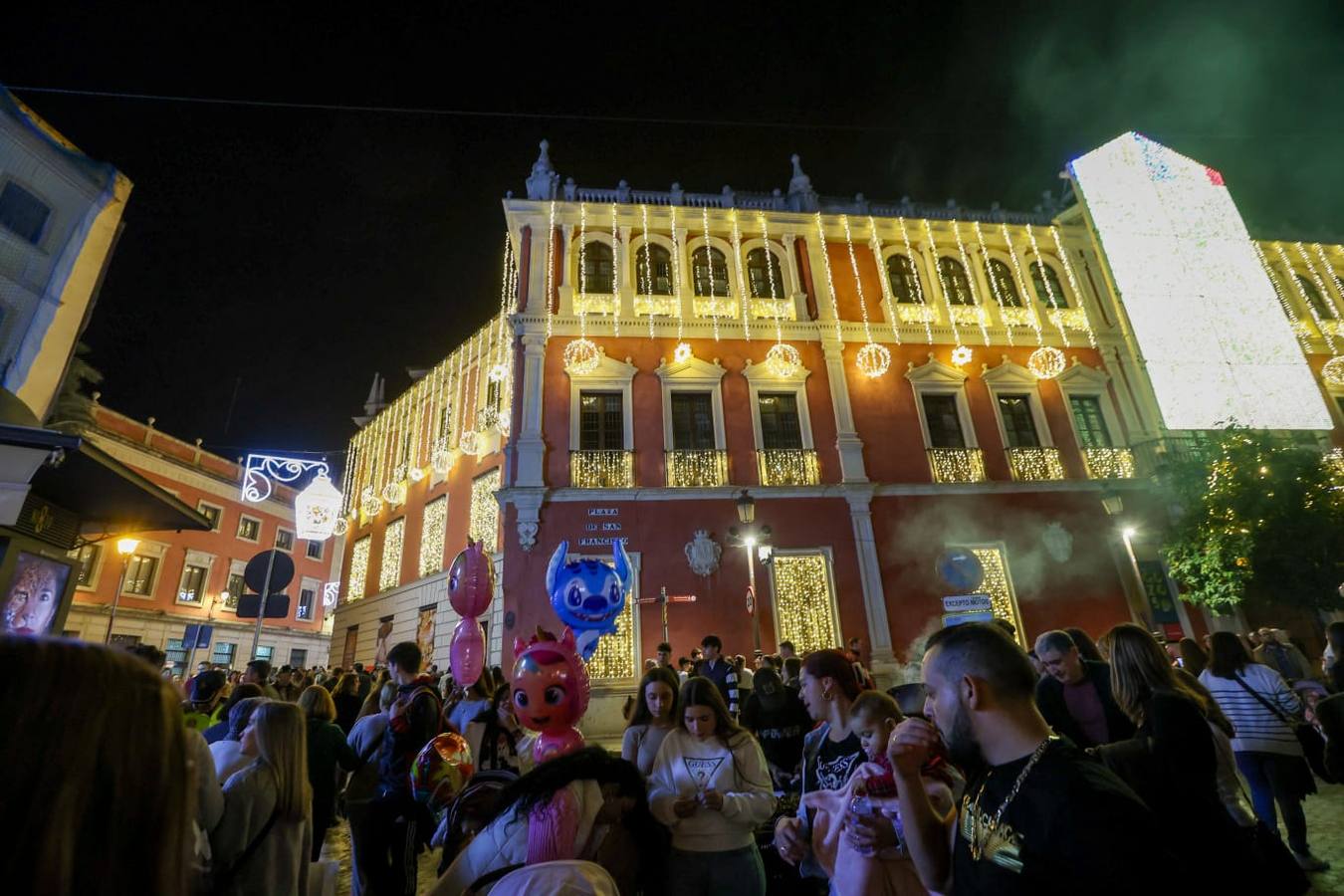 Las luces de Navidad llegaron a las calles de Sevilla y el espectaculo congregó a numeroso público