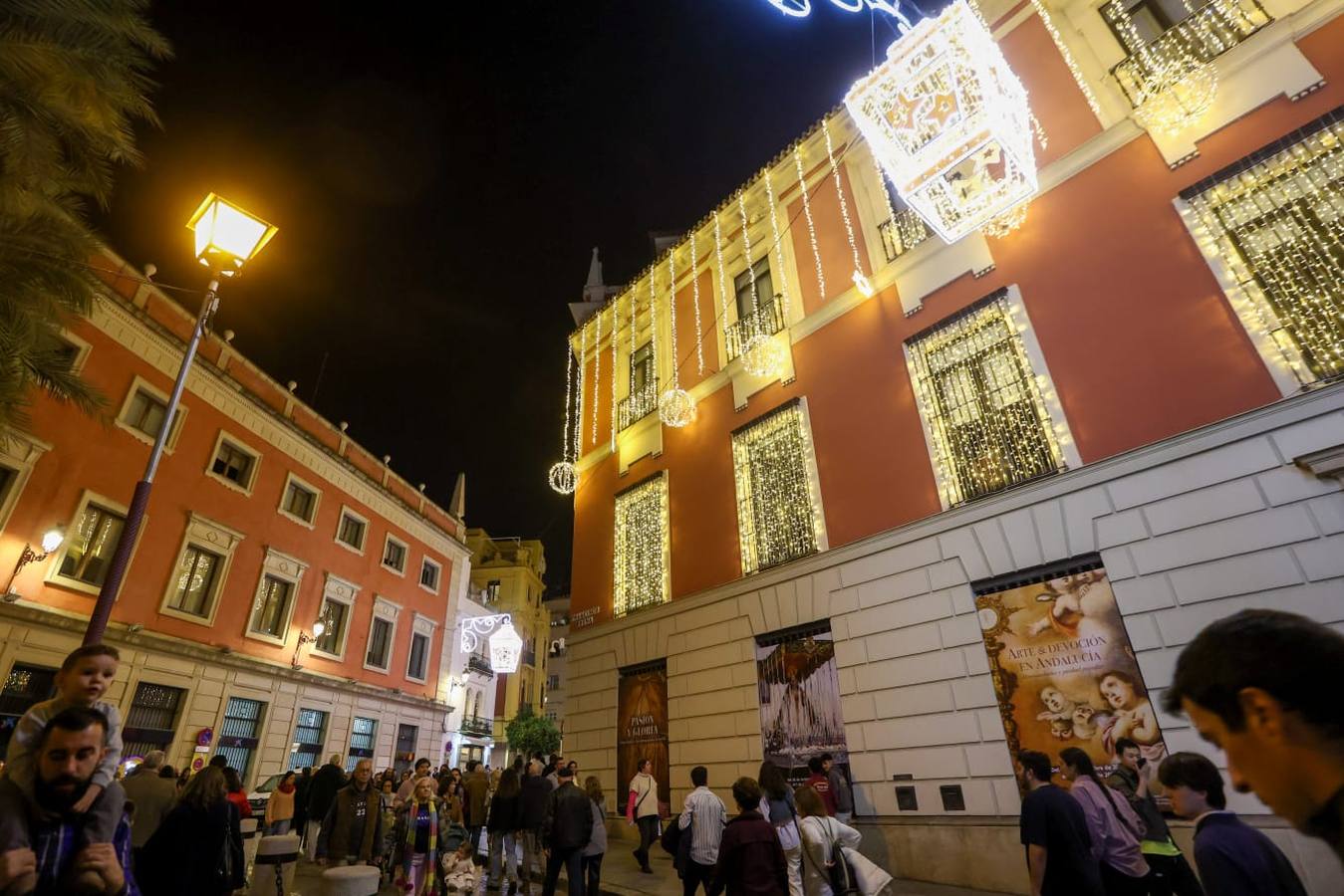 Las luces de Navidad llegaron a las calles de Sevilla y el espectaculo congregó a numeroso público