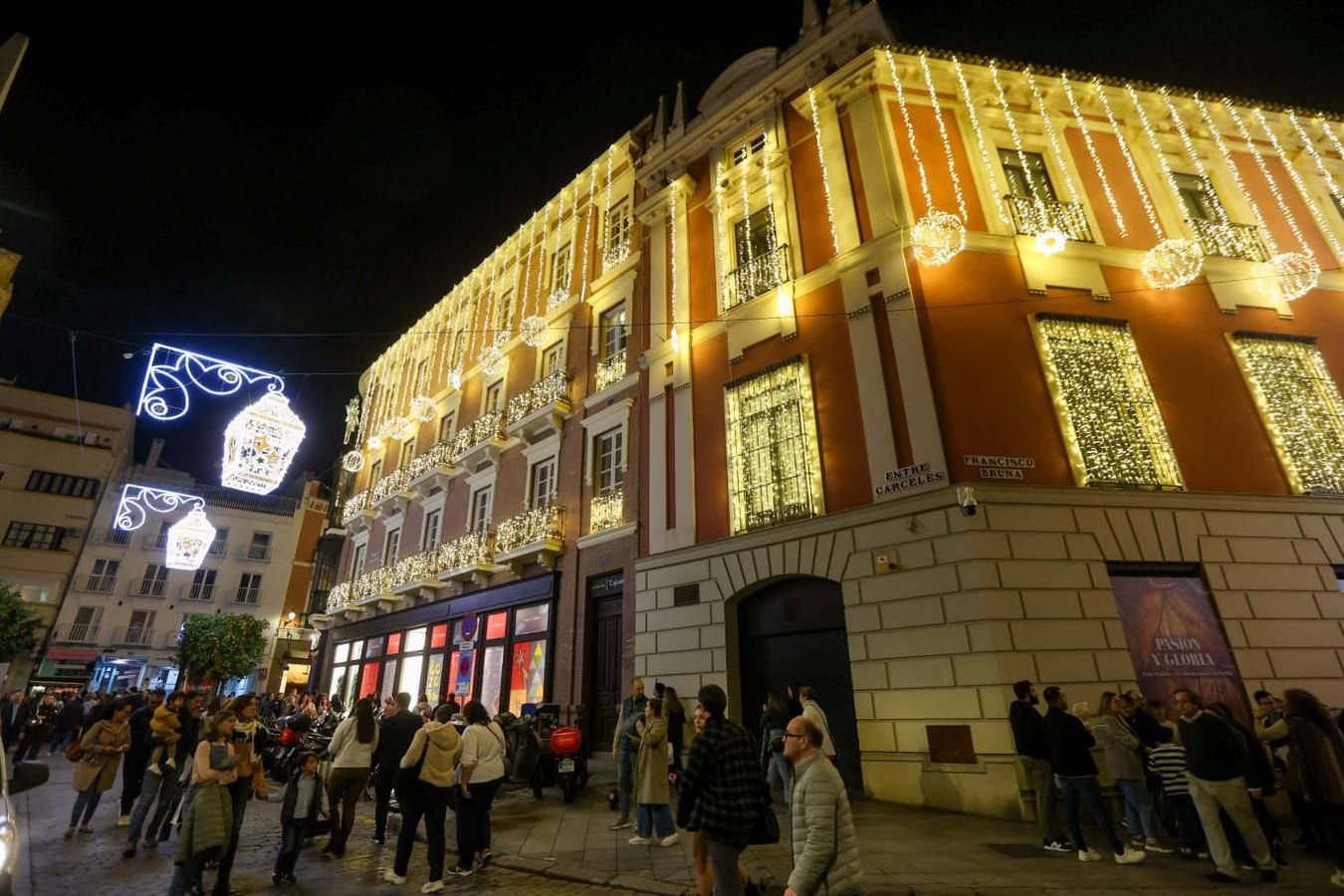 Las luces de Navidad llegaron a las calles de Sevilla y el espectaculo congregó a numeroso público