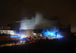 Un fuego devora parte del auditorio de la Cartuja, un símbolo de la Expo