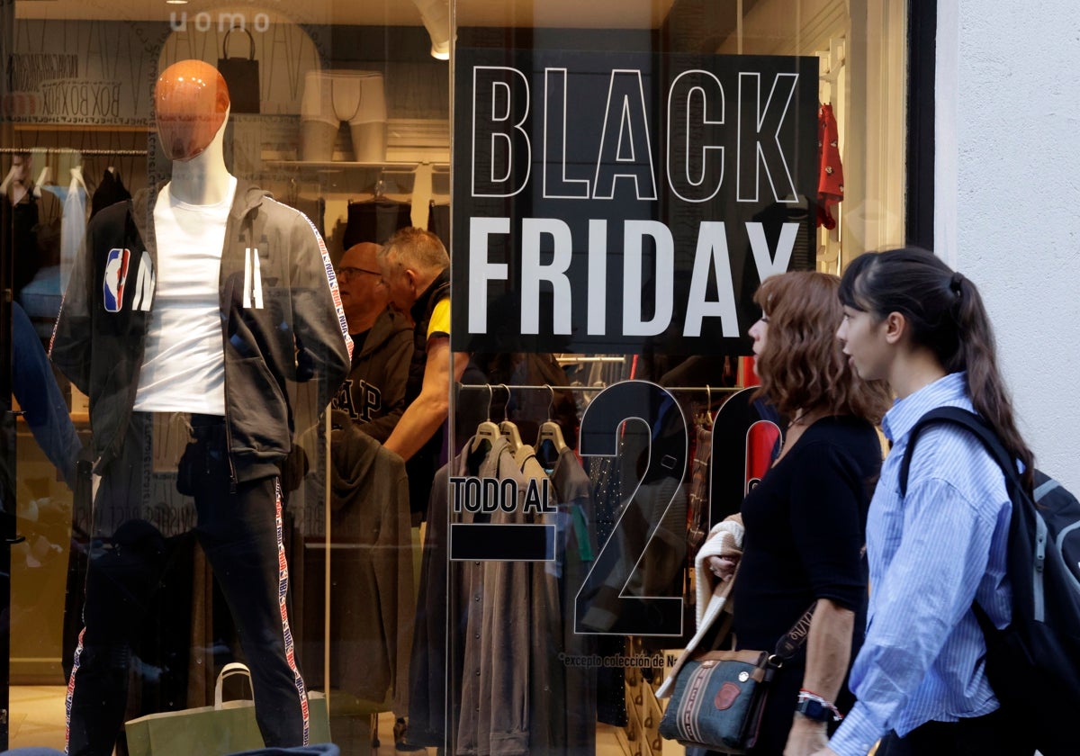 Varias personas caminan por el centro de la ciudad en las vísperas del Black Friday