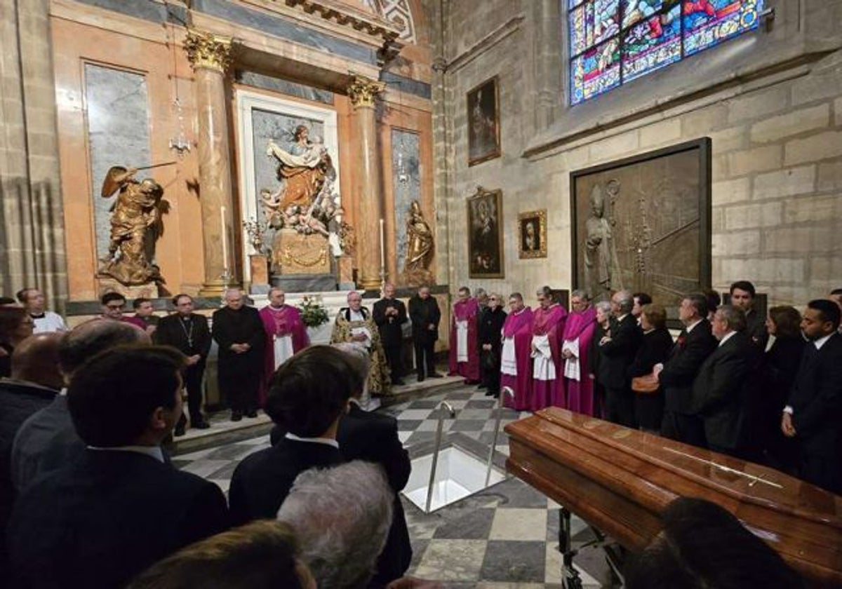 Entierro del cardenal Ayuso en la capilla de San José