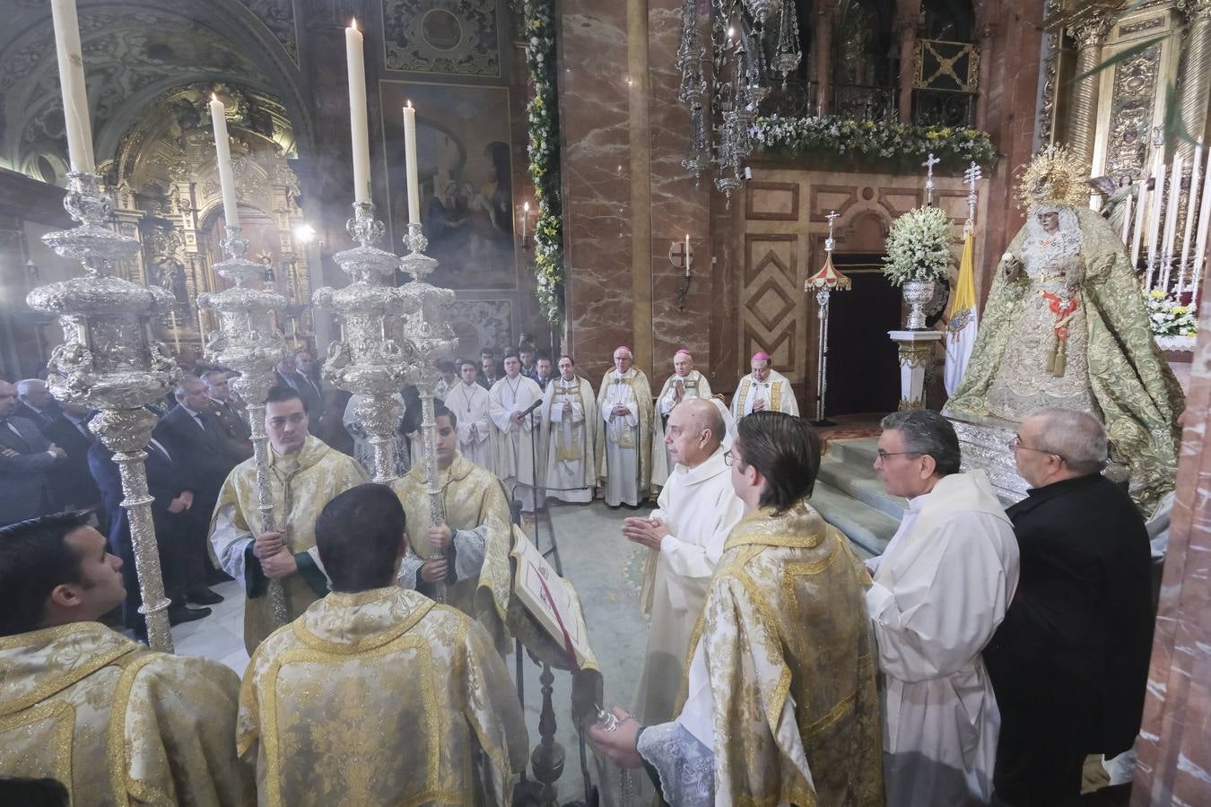 La ceremonia ha congregado a numeroso público en la Basílica de la Macarena