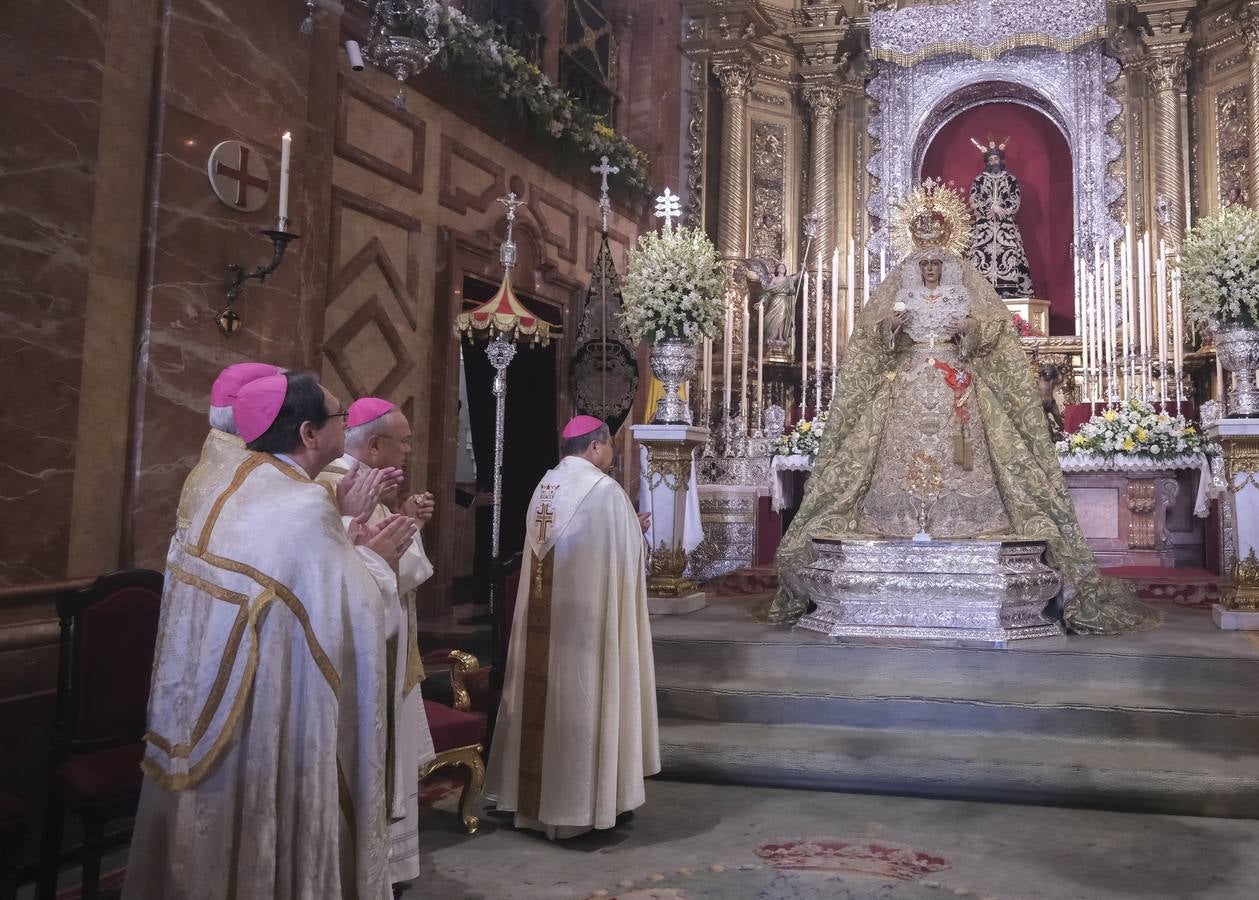 La ceremonia ha congregado a numeroso público en la Basílica de la Macarena