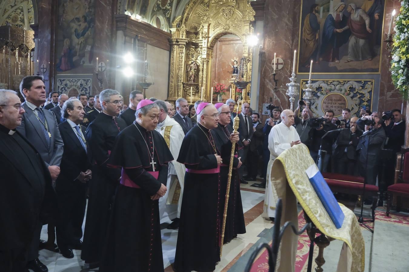 La ceremonia ha congregado a numeroso público en la Basílica de la Macarena