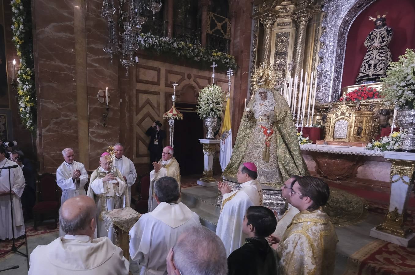 La ceremonia ha congregado a numeroso público en la Basílica de la Macarena