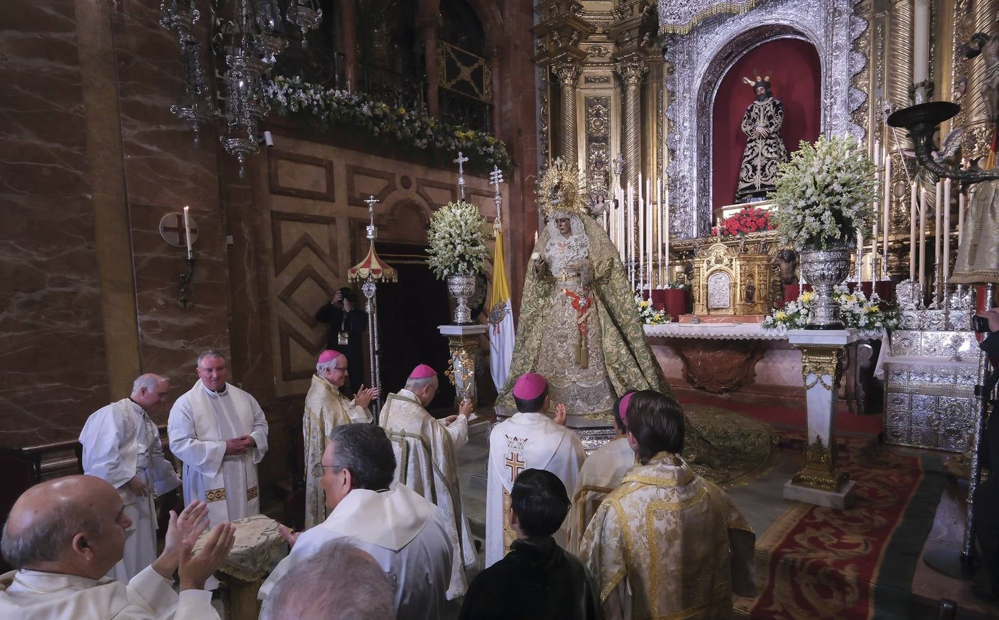 La ceremonia ha congregado a numeroso público en la Basílica de la Macarena