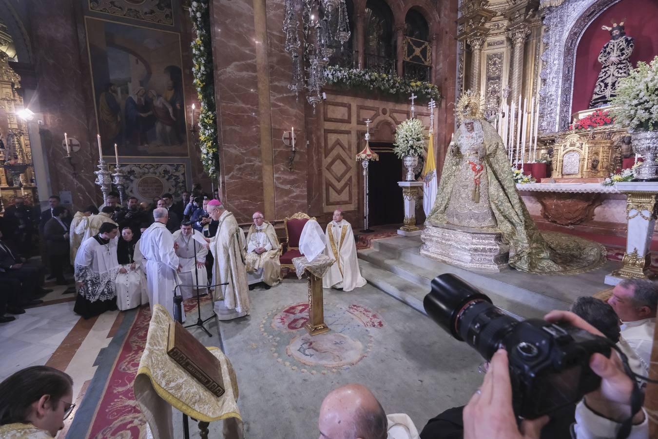 La ceremonia ha congregado a numeroso público en la Basílica de la Macarena