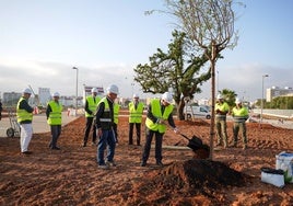 El alcalde de Sevilla visita el futuro parque de siete hectáreas en el barrio de la Cruz del Campo