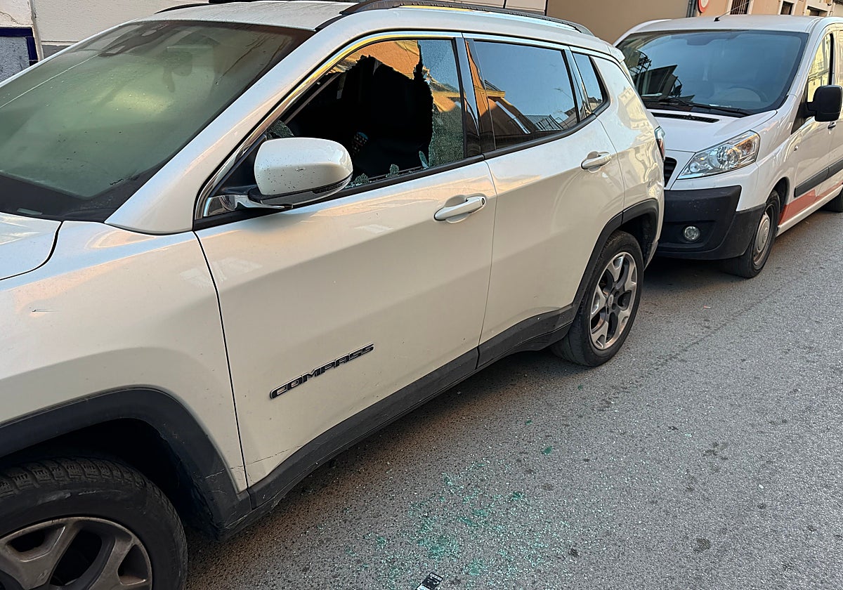 Uno de los vehículos afectados en la calle Postas de Los Palacios durante la pasada madrugada