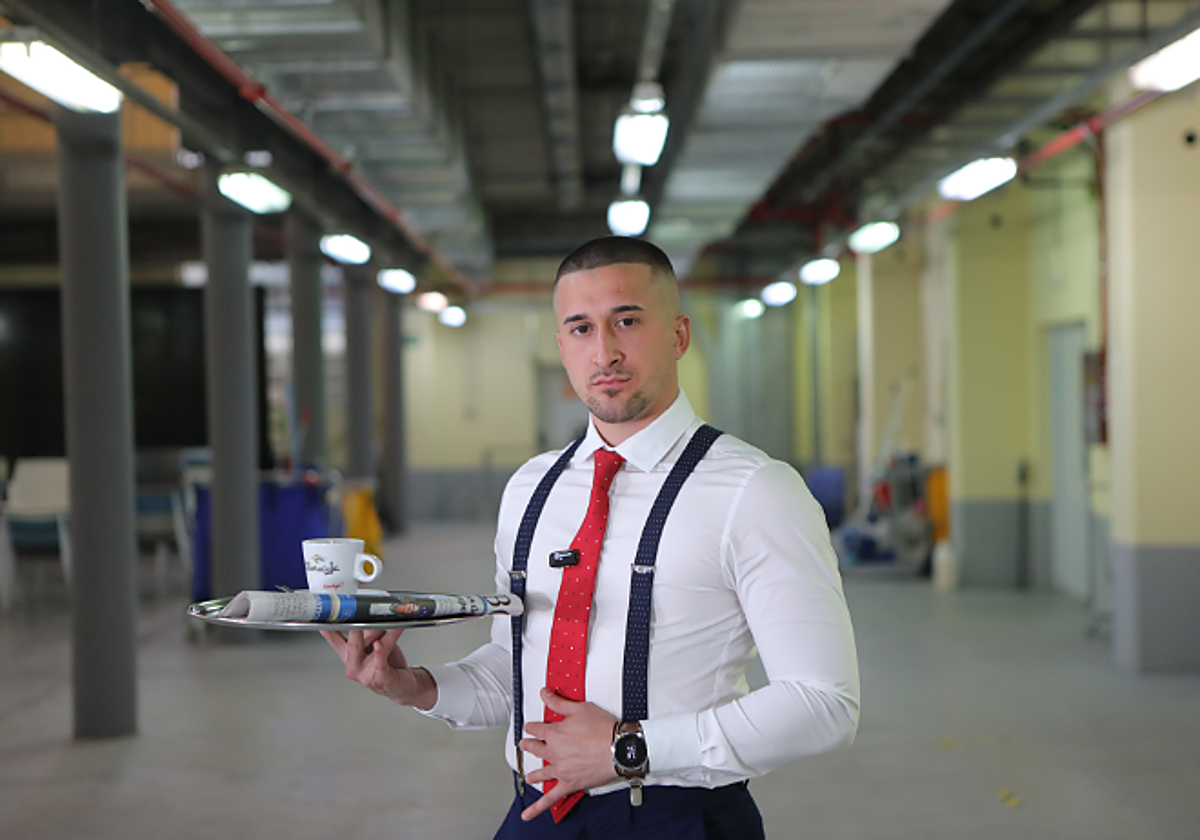 Cristian Ventura, el camarero sevillano que se ha hecho viral en redes con su frase «Con permiso, buenas tardes»