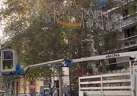 Retiran las luces de Navidad de las calles Reyes Católicos y Castilla por interferir el paso de la Procesión Magna