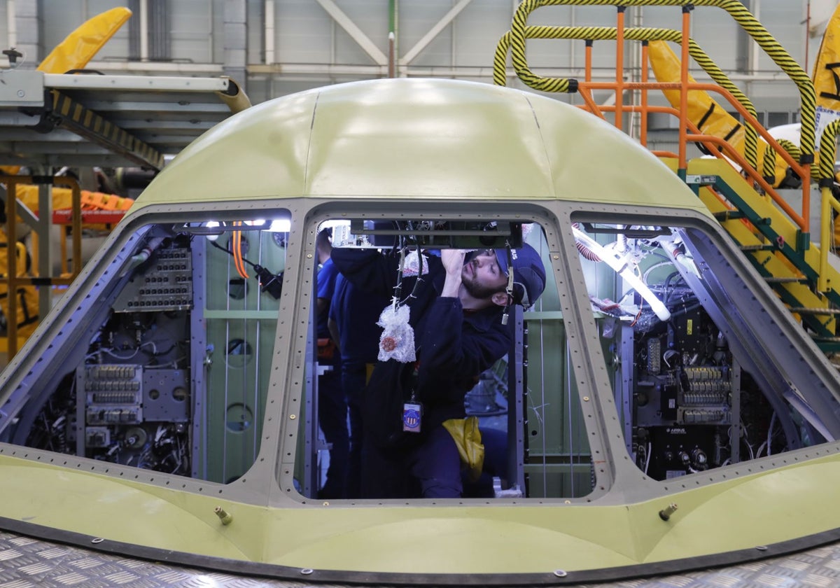 Un operario trabaja en una cabina en la planta de Airbus San Pablo en Sevilla