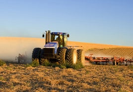 Muere un trabajador arrollado por un tractor en una parcela de Alcalá de Guadaíra