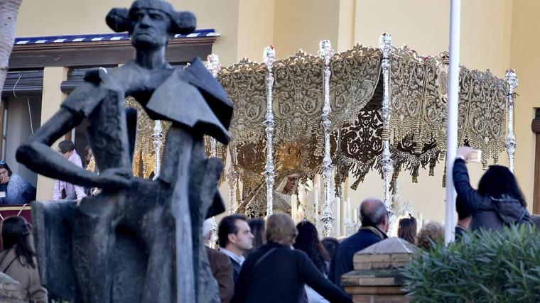 La Esperanza de Triana por el Altozano, a la altura de la estatua de Juan Belmonte