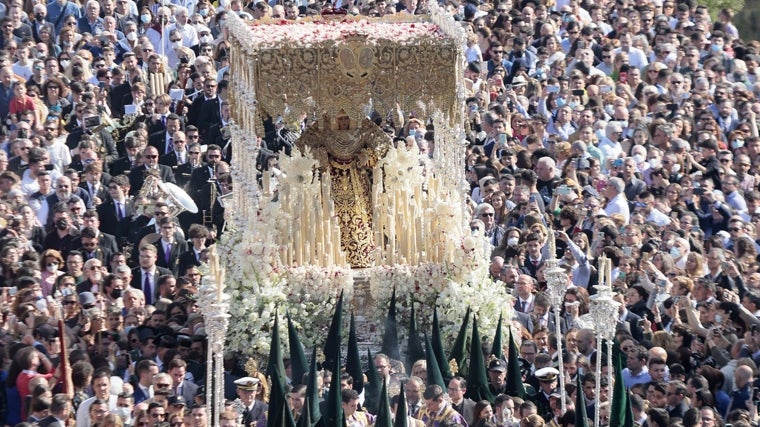 La Esperanza de Triana por el puente