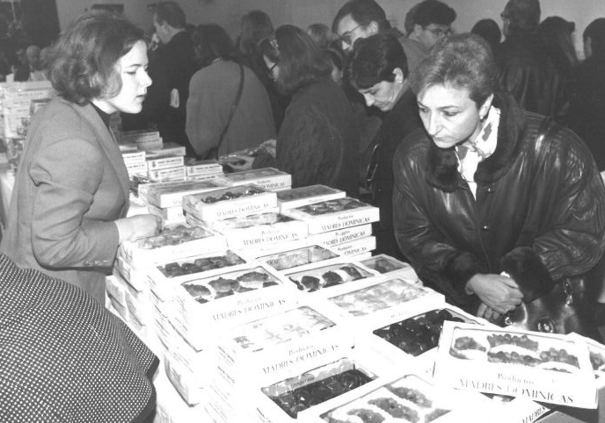 Compras en la exposición de dulces en una de sus primeras ediciones