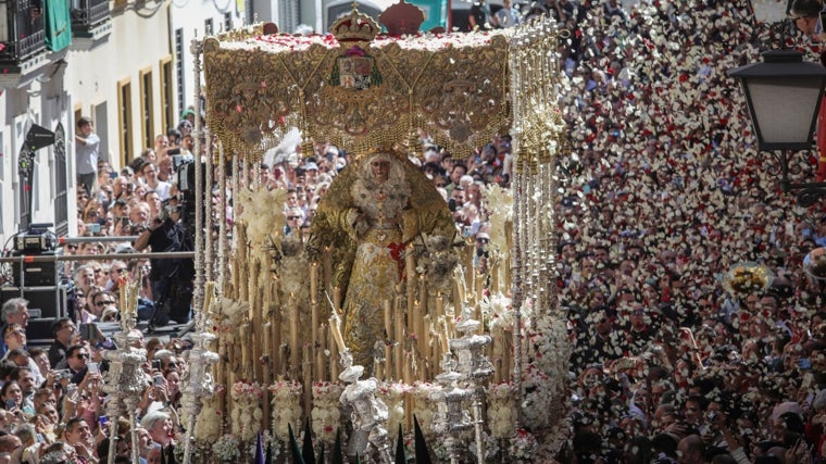 La Esperanza Macarena por la calle Escoberos