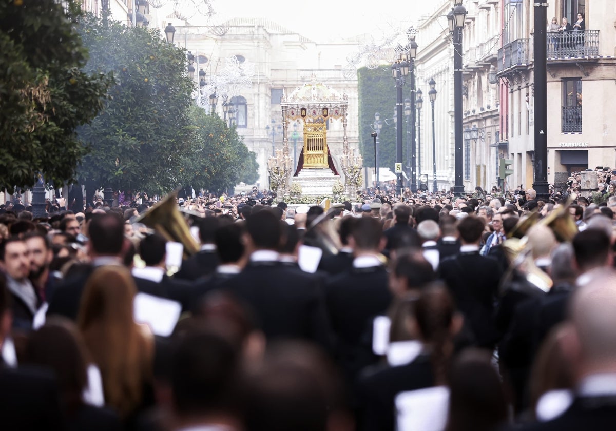 Imagen de la Banda de Música Santa Ana tras la Virgen de Valme por Sevilla en 2023