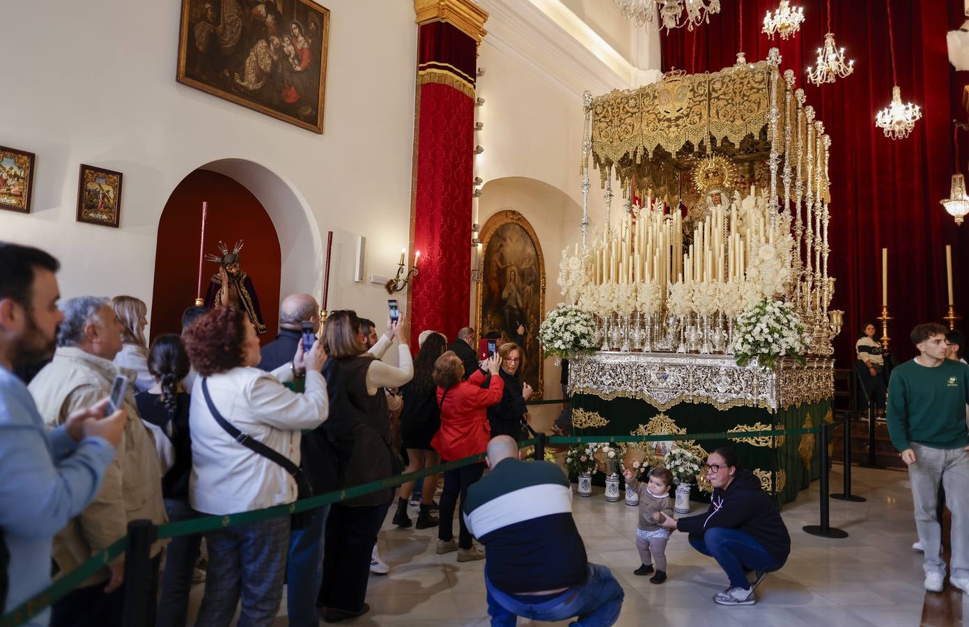 La Esperanza de Triana, preparada para la Procesión Magna