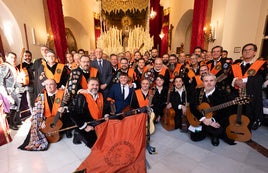 La Tuna de Económicas de Sevilla canta a la Esperanza de Triana en la Capilla de los Marineros