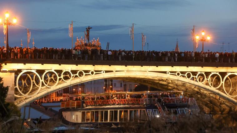 Sevilla se desborda con la gran cofradía del Cachorro y la Esperanza de Triana