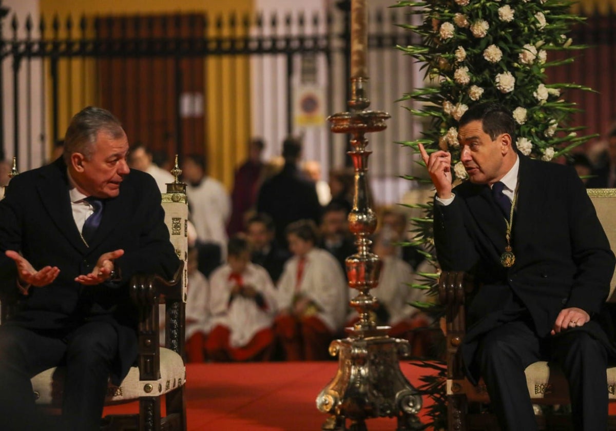 El alcalde de Sevilla, José Luis Sanz, conversa en el palco de autoridades con el presidente de la Junta de Andalucía, Juanma Moreno