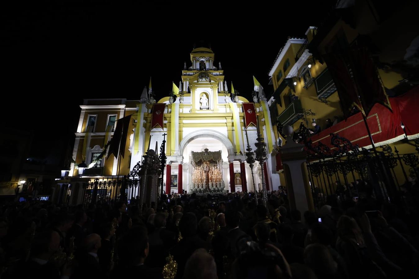 La Esperanza Macarena estuvo acompañada en todo momento por una multitud de fieles hasta la Catedral