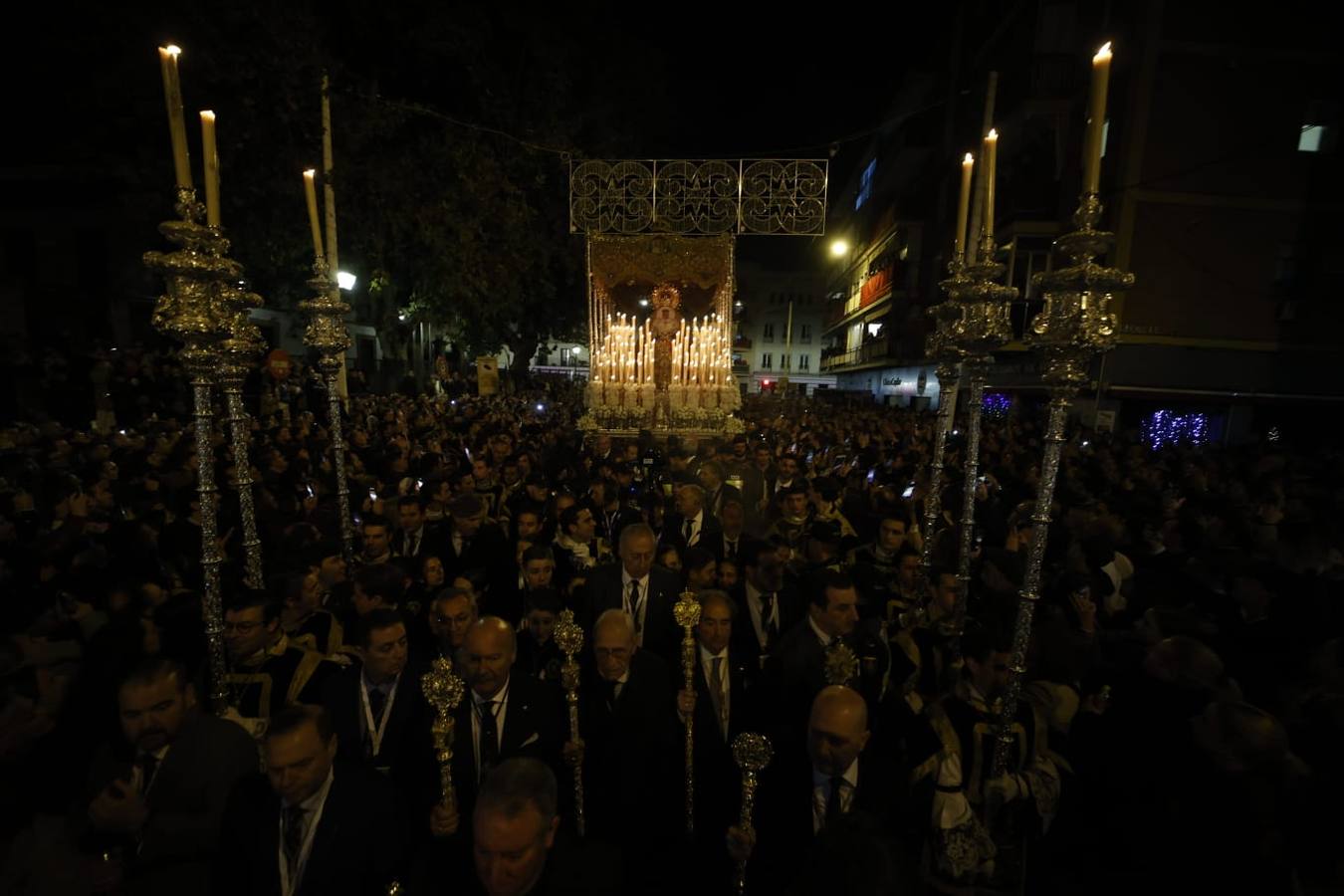 La macarena avanza entre la multitud por la calle Feria