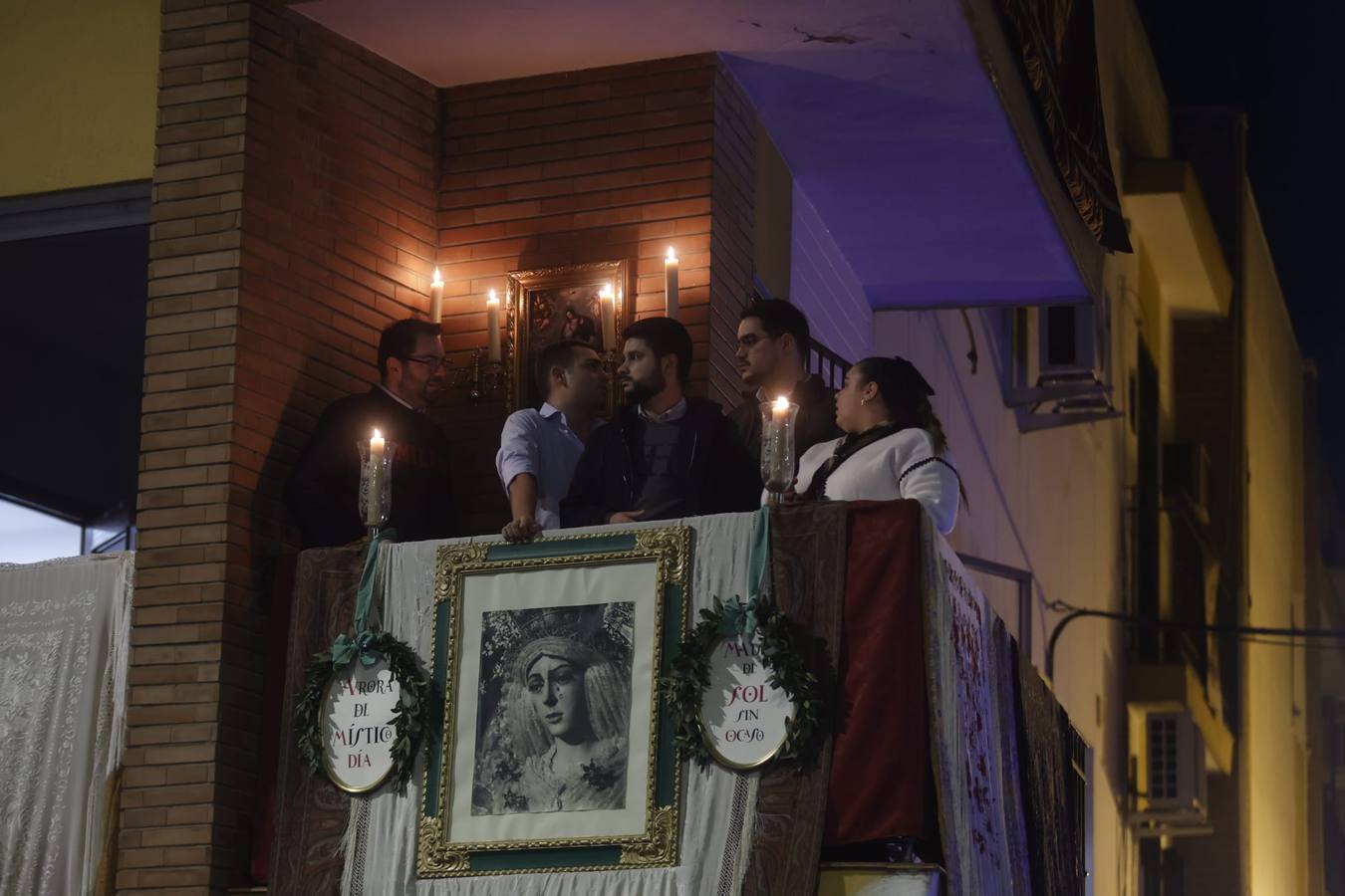 Las puertas de la Basílica de la Macarena se abrieron a las doce de la noche