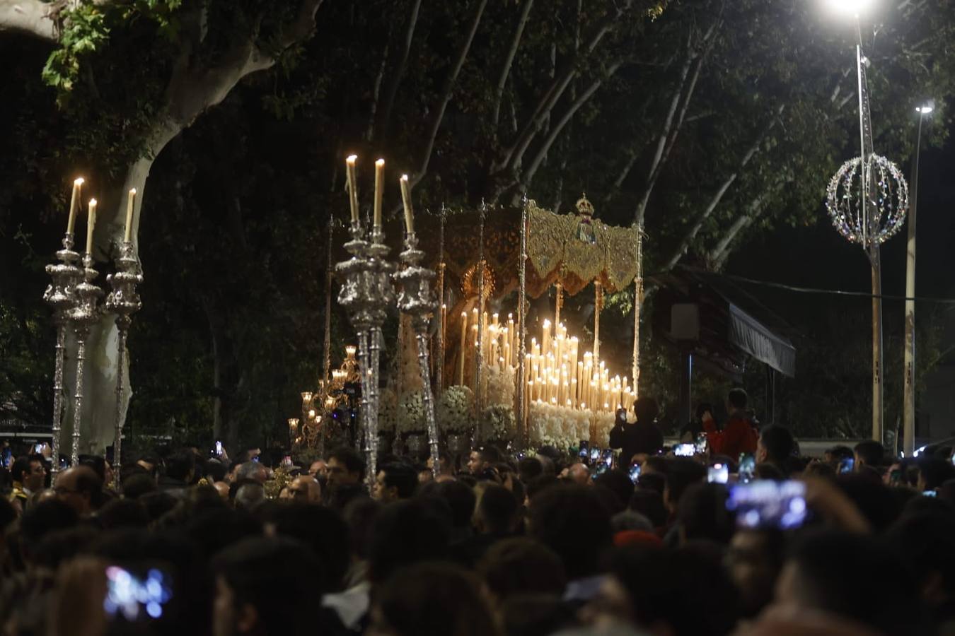 La Macarena cruza la Alameda de Hércules