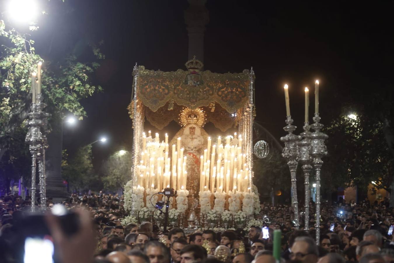 La Macarena cruza la Alameda de Hércules