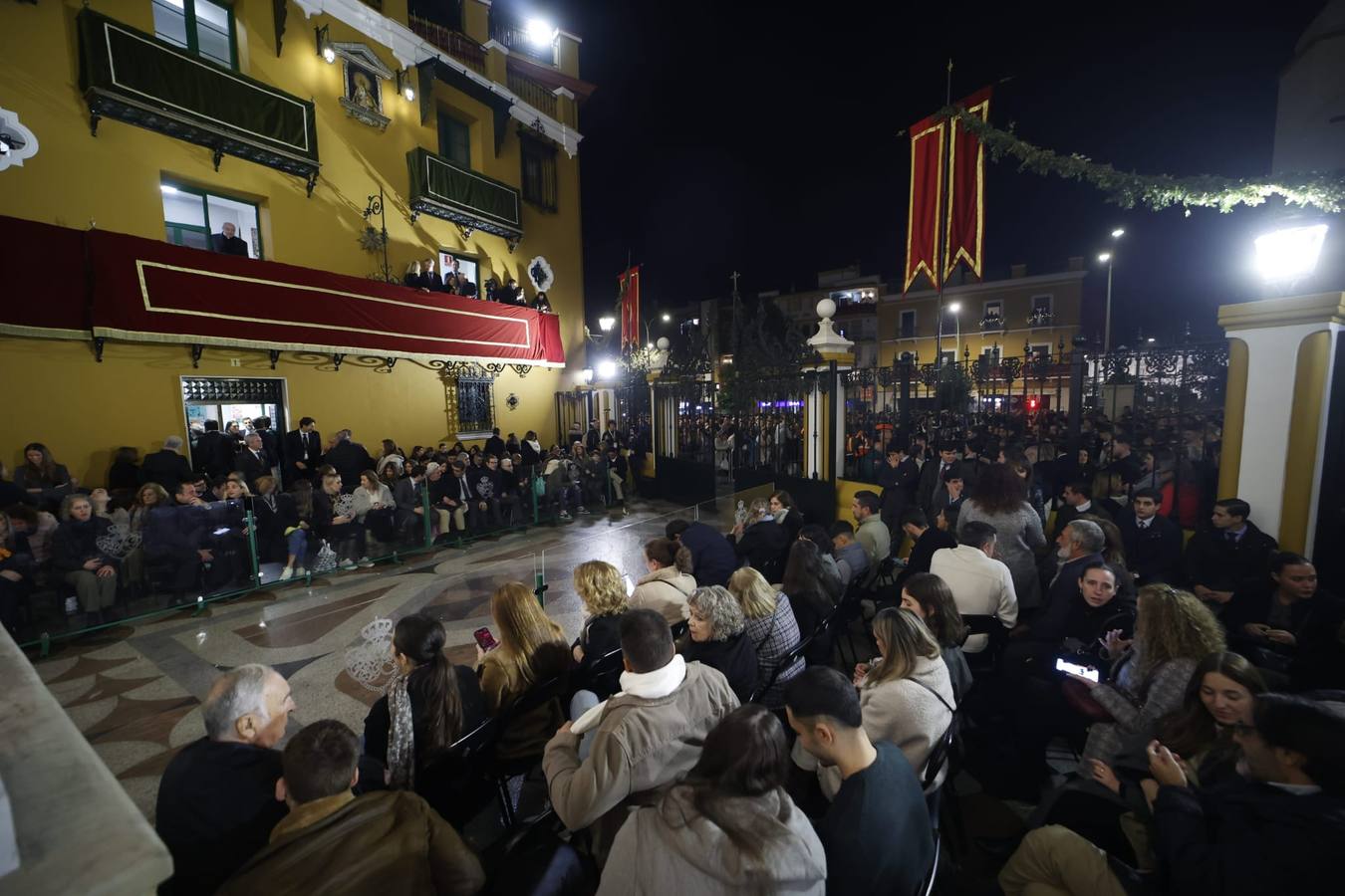 Las puertas de la Basílica de la Macarena se abrieron a las doce de la noche