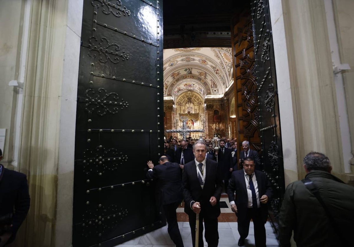 Instante en el que se abre la puerta de la Basílica de la Macarena