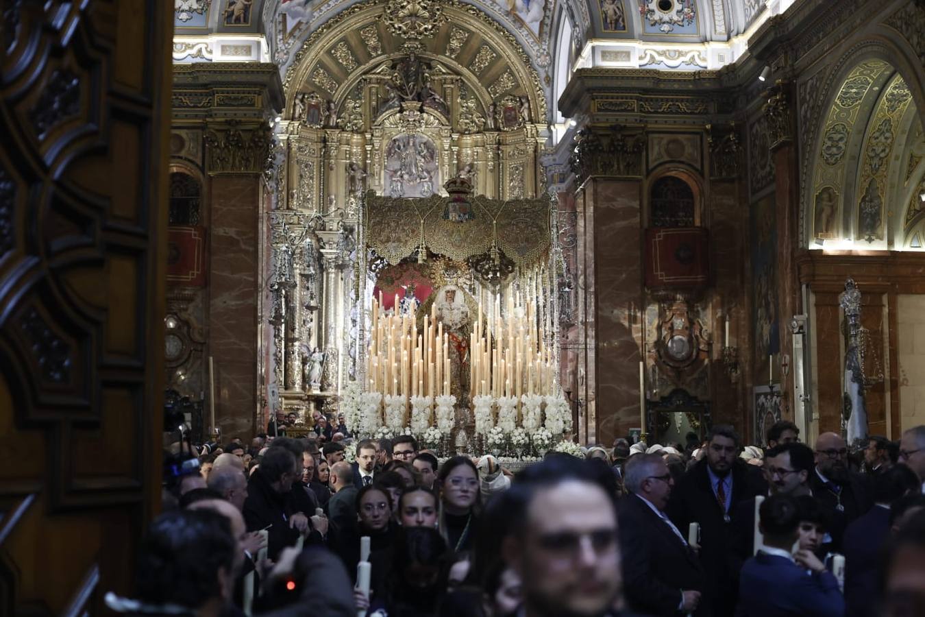 Las puertas de la Basílica de la Macarena se abrieron a las doce de la noche