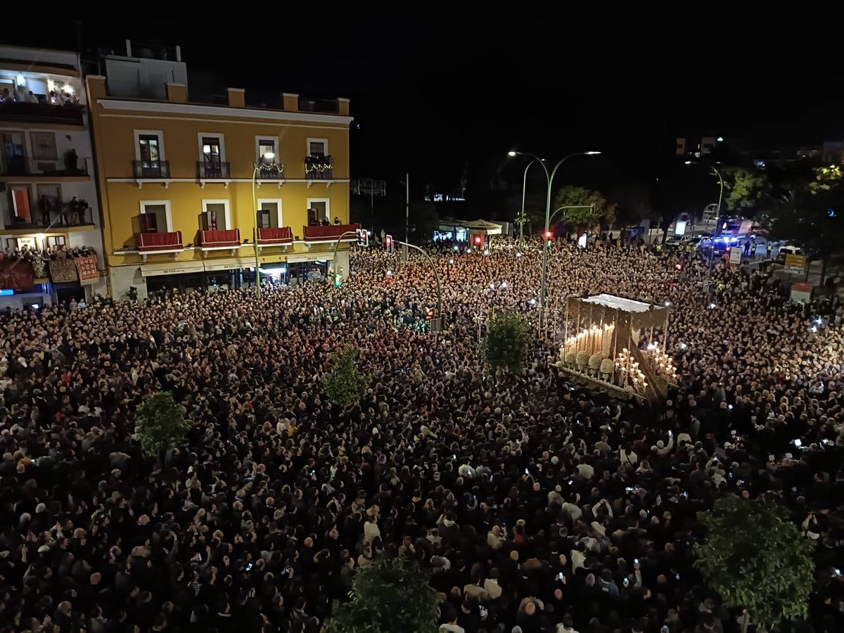 Una multitud de fieles llenó los alrededores de la Basílica de la Macarena