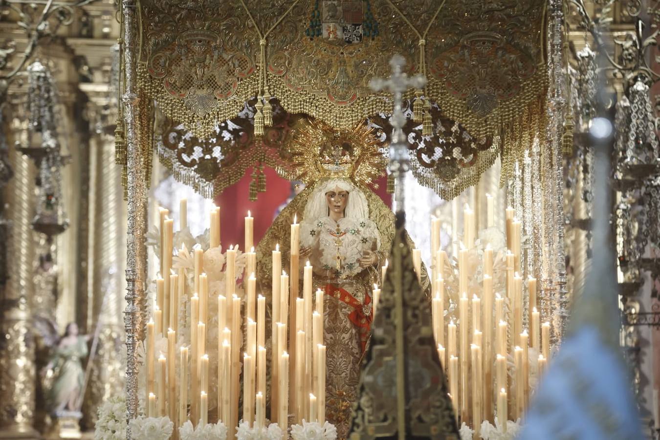 La Esperanza Macarena estuvo acompañada en todo momento por una multitud de fieles hasta la Catedral