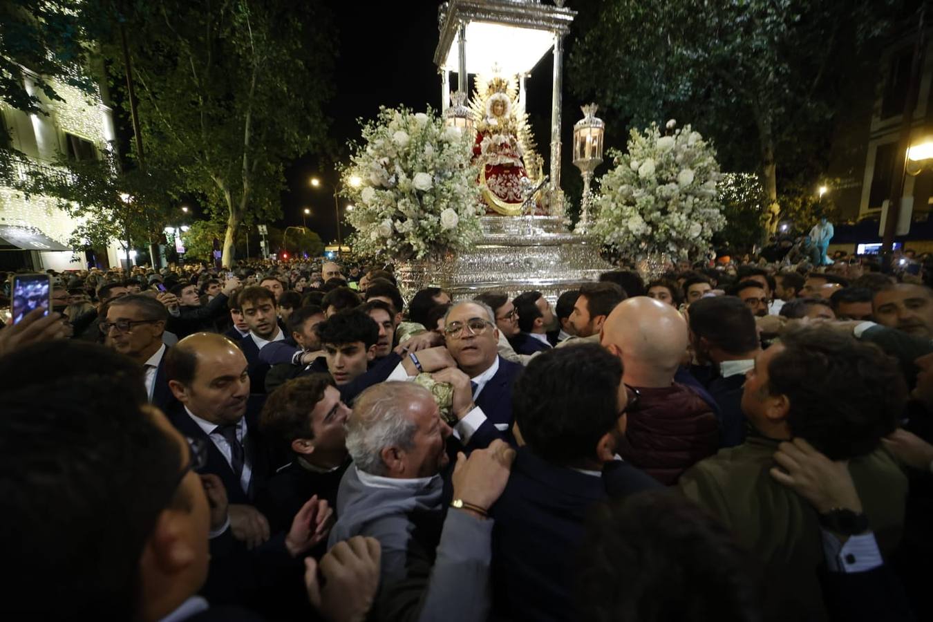 Los loreños en la calle Reyes Católicos llevando a su patrona