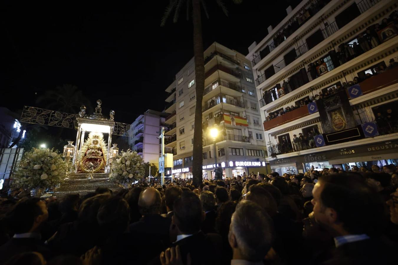 Los loreños en la calle Reyes Católicos llevando a su patrona