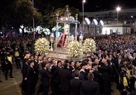 El singular relevo de los loreños para portar a la Virgen de Setefilla al terminar la carrera oficial