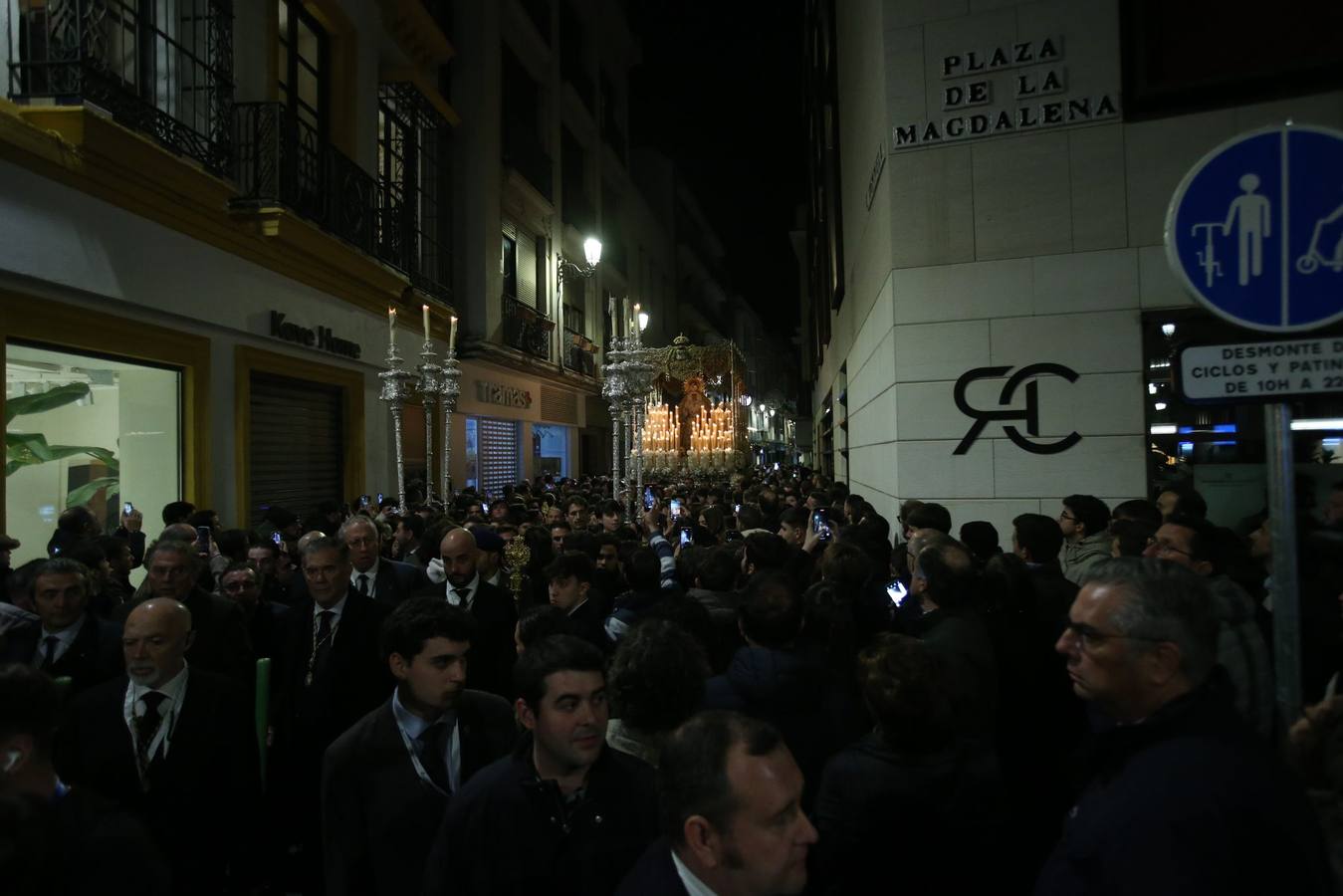 Traslado de la Macarena a la Catedral para participar en la Magna