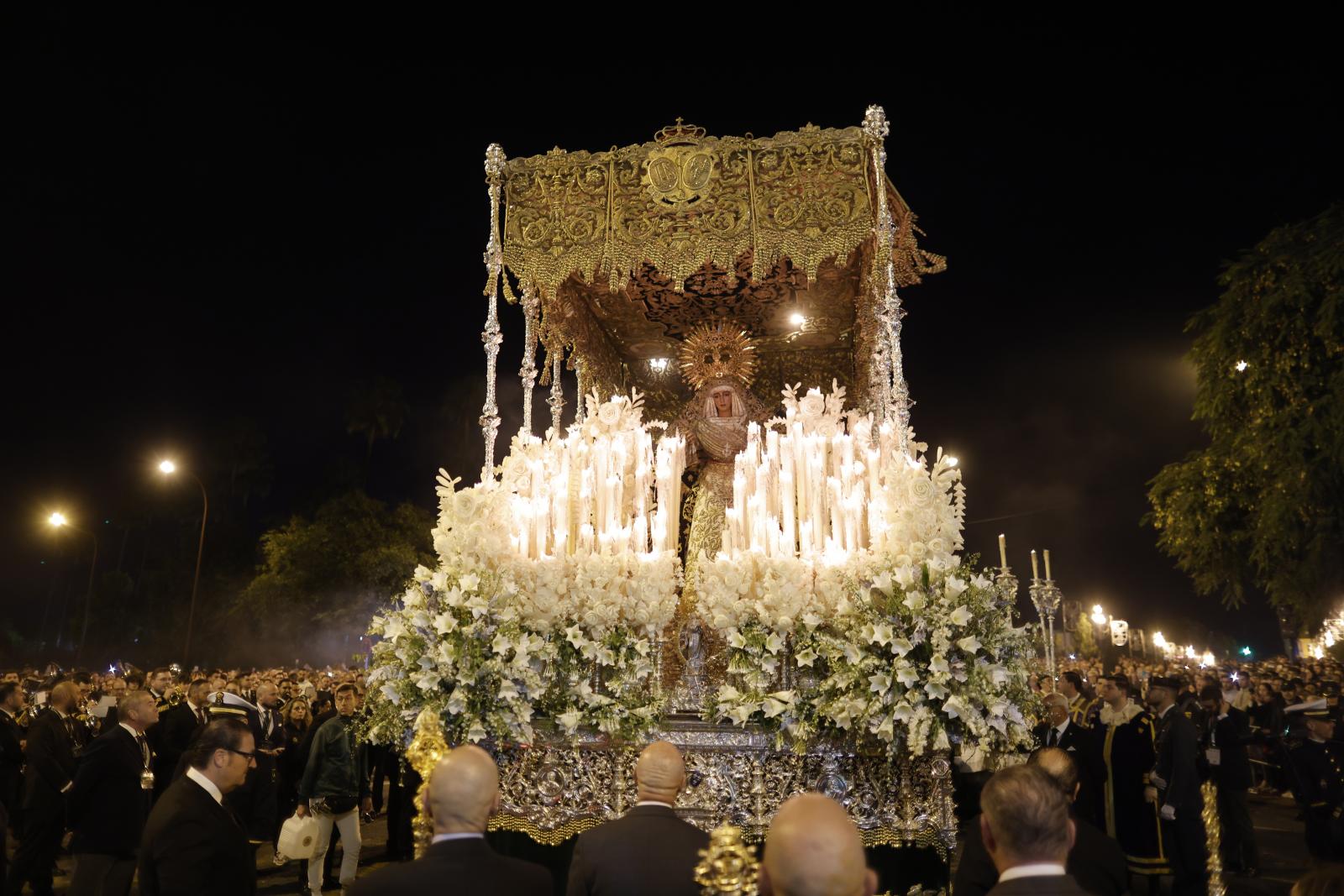 Regreso de la Esperanza de Triana a su barrio tras la Magna