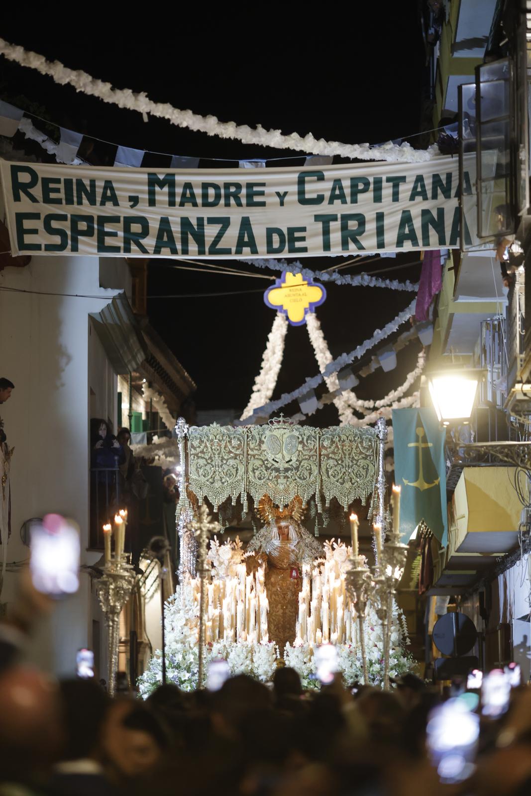 Regreso de la Esperanza de Triana a su barrio tras la Magna