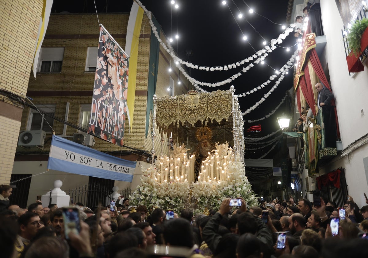 Regreso de la Esperanza de Triana a su barrio tras la Magna