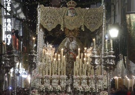 La Macarena se pasea triunfalmente por la calle Parras en su vuelta a la basílica