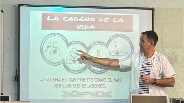 Francisco Caballero en una de las charlas que da en centros educativos