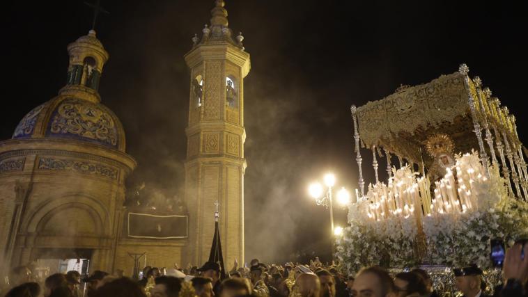 El viejo arrabal se desbordó con su capitana, la Esperanza de Triana