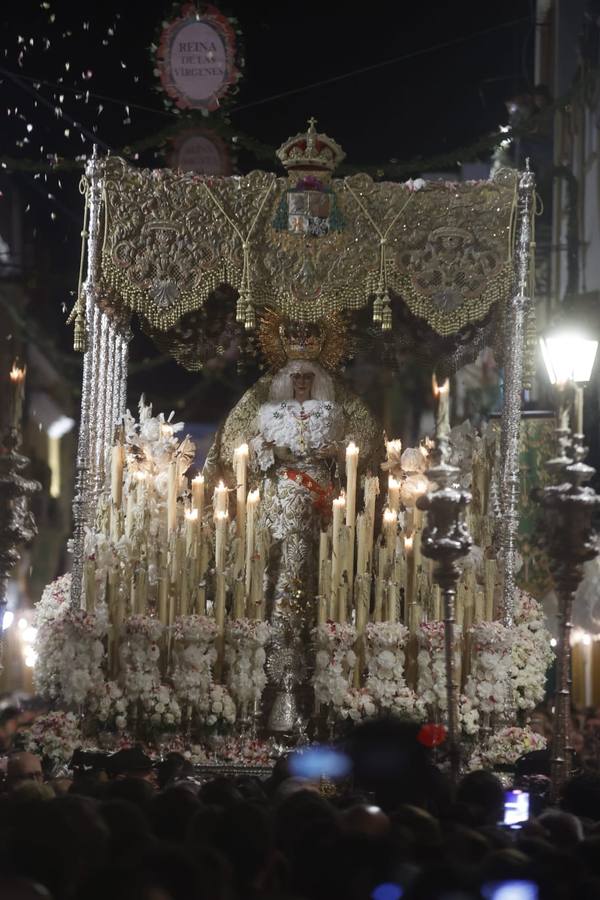 Discurrir de la Macarena por una abarrotada calle Parras ya de madrugada